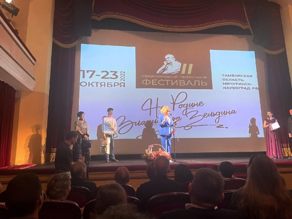 Вручние приза за лучшую режисерскую работу.jpg Вручние приза за лучшую режисерскую работу.jpg