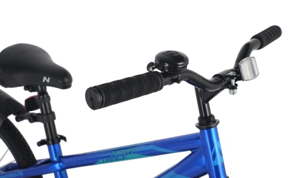 (м) Велосипед детский NOVATRACK 20"205JUSTER.BL23 синий, тормоз ножной, защита  А-тип, пластиковые к фото